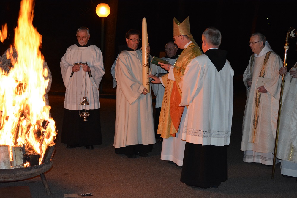 3 segnung der osterkerze DSC 0147