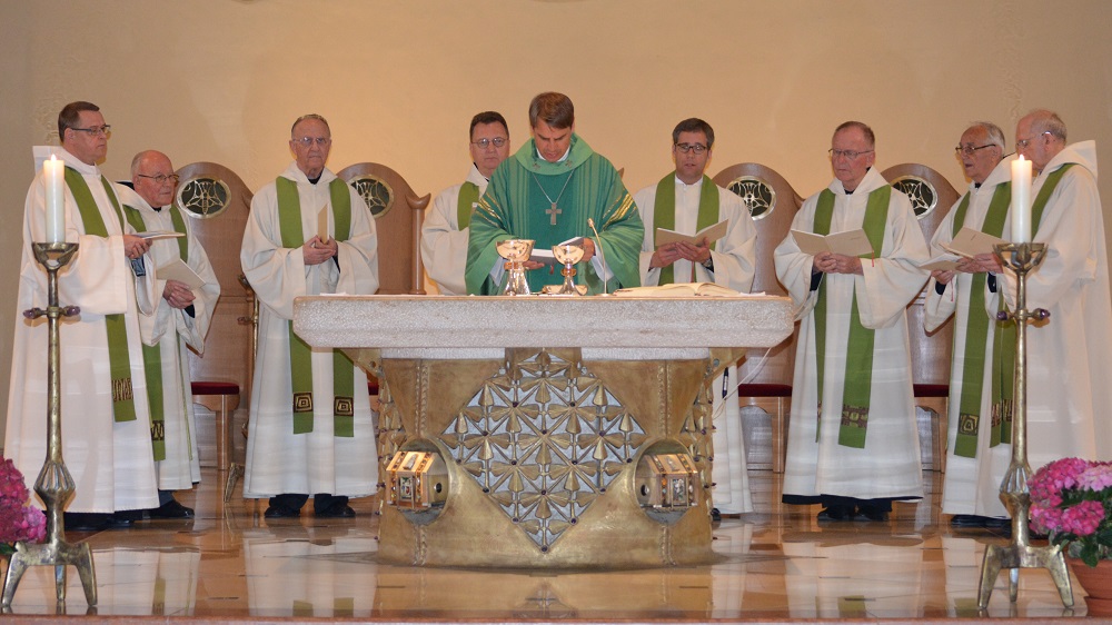 92 die priester am altar DSC 0202 2