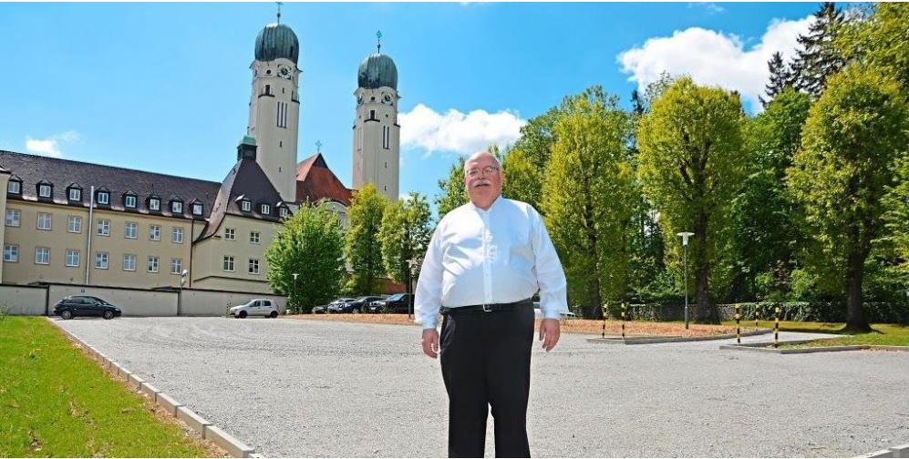 Br Clemens am Parkplatz