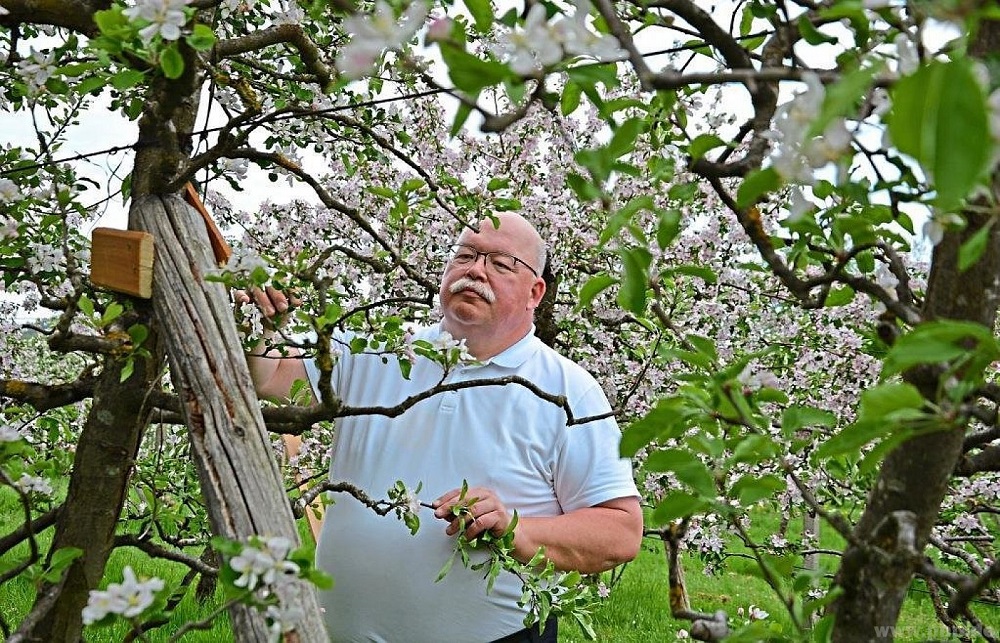 Bruder Clemens im obstgarten 210511