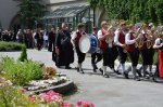 992-auf-dem-weg-zum-festakt-in-die-turnhalle.jpg