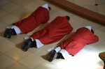 3-die-priester-bei-der-prostratio-DSC_0108.jpg