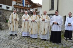 1-die-zelebranten-vor-der-kirche-DSC_0480.jpg