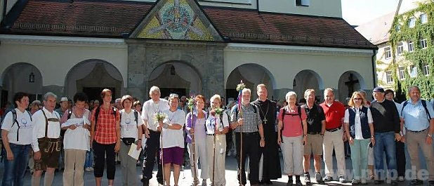 Vor der Klosterkirche Schweiklberg trafen die Sternwallfahrer zusammen. Dort feierten sie eine Andacht und stärkten sich mit einem Weißwurstfrühstück.  − F.: Baumgartl